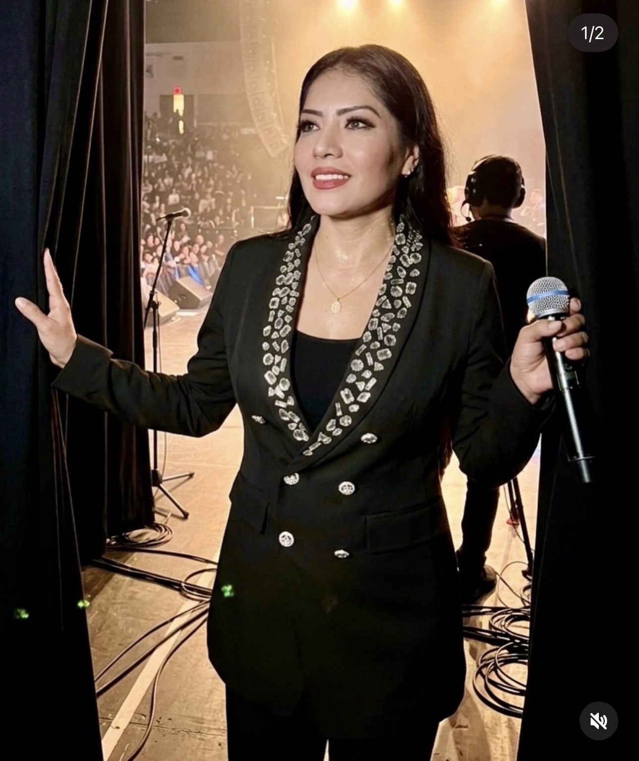 Rosario del Valle, tributo a Ana Gabriel, cantando sobre el escenario